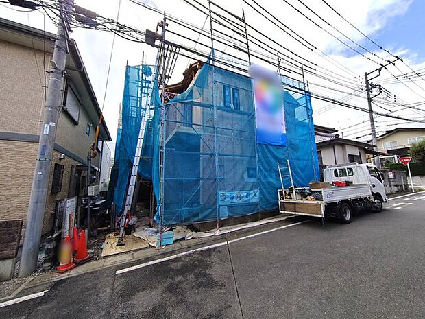前面道路は広く、駐車がしやすいです。駐車スペース1台分ございます。 