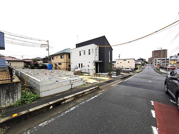 9m幅員の道路に面しておりお車の運転が苦手な方でも安心して出入りいただけます。 