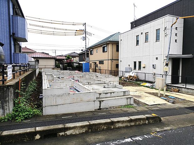 前面道路は広く、駐車がしやすいです。駐車スペース1台分ございます。