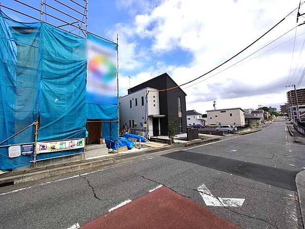 前面道路は広く、駐車がしやすいです。駐車スペース1台分ございます。 