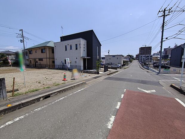 9m幅員の道路に面しておりお車の運転が苦手な方でも安心して出入りいただけます。