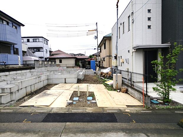 前面道路は広く、駐車がしやすいです。駐車スペース1台分ございます。