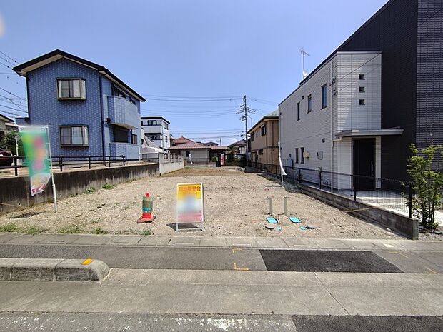 戸建てが立ち並ぶ静かな住宅街。四季折々の移り変わりを感じながら自然と楽しみ、暮らす、そんな毎日を日々の中で感じられる住環境