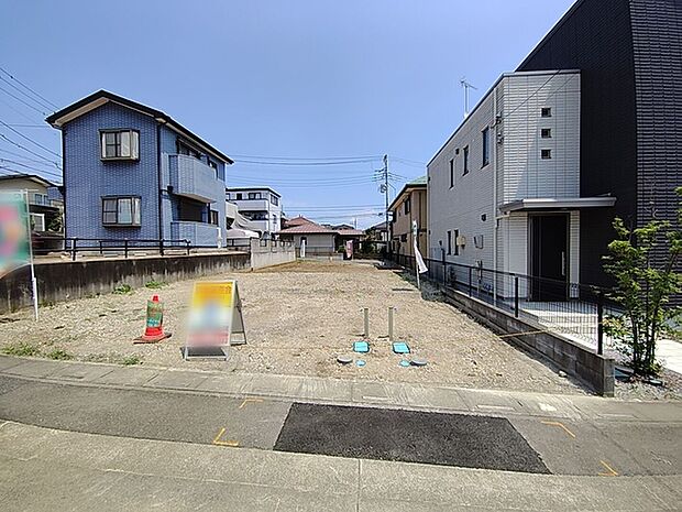 戸建てが立ち並ぶ静かな住宅街。四季折々の移り変わりを感じながら自然と楽しみ、暮らす、そんな毎日を日々の中で感じられる住環境
