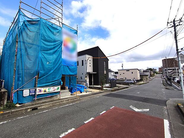 9m幅員の道路に面しておりお車の運転が苦手な方でも安心して出入りいただけます。