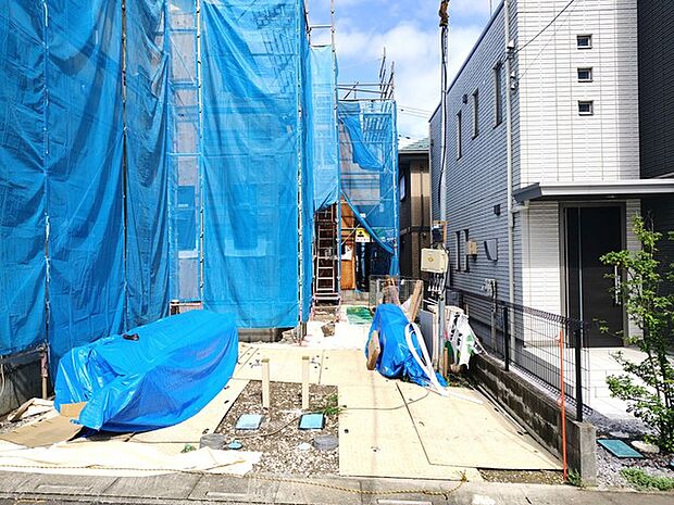 通りから入ったプライベート空間で落ち着いた雰囲気でお住いになる。敷地部分でお子様の遊ぶスペースや駐車スペースに活用できます。