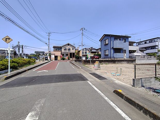 9m幅員の道路に面しておりお車の運転が苦手な方でも安心して出入りいただけます。