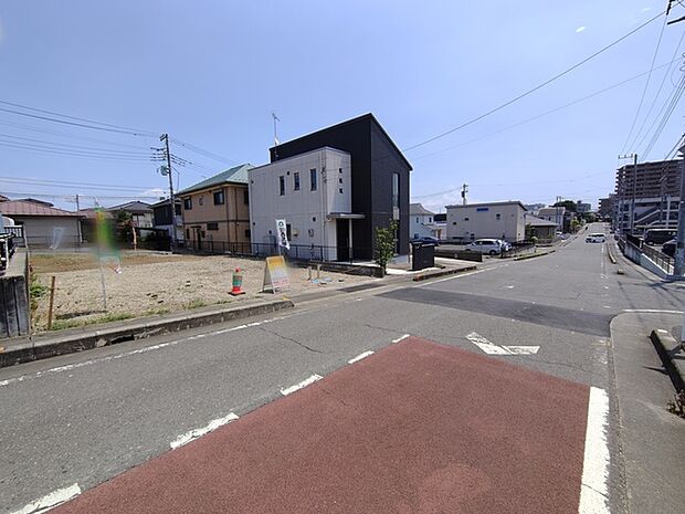 9m幅員の道路に面しておりお車の運転が苦手な方でも安心して出入りいただけます。
