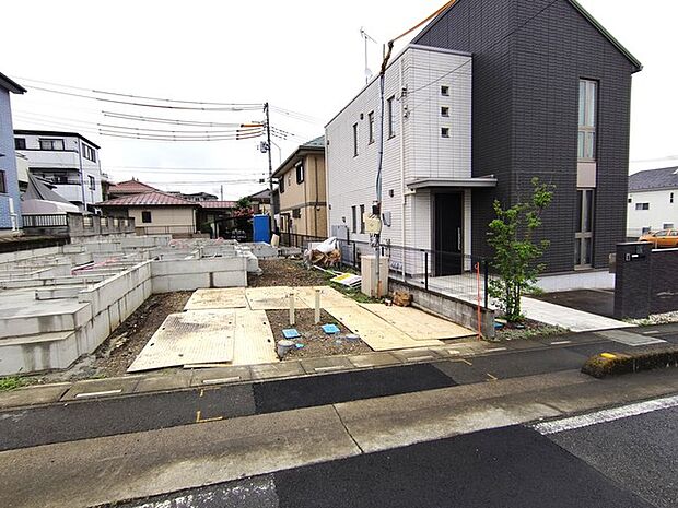 戸建てが立ち並ぶ静かな住宅街。四季折々の移り変わりを感じながら自然と楽しみ、暮らす、そんな毎日を日々の中で感じられる住環境