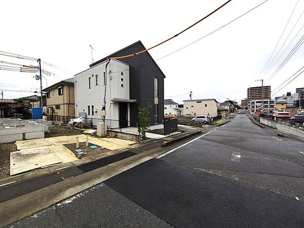 9m幅員の道路に面しておりお車の運転が苦手な方でも安心して出入りいただけます。 