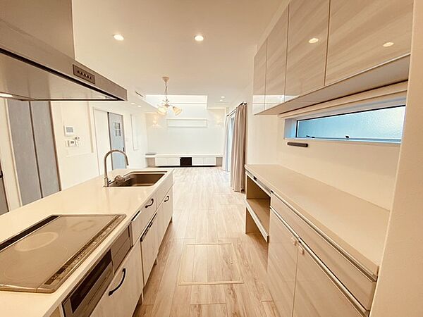 料理をしながら会話が楽しめる、開放的なキッチン空間。