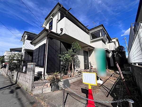 青空に映えるすっきりとした外観が印象的で、落ち着いた佇まいと周囲の環境が調和する住まいです
