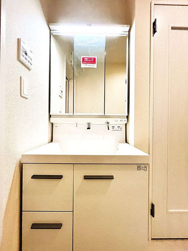 お出かけ前の身だしなみに一歩差がつく三面鏡。ミラー裏にはたっぷり収納もございます。