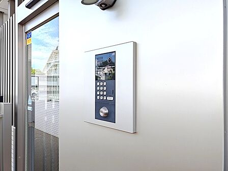 マンションの入口にはオートロック機能を完備。防犯性能が高く、安心してお住まいいただけます。