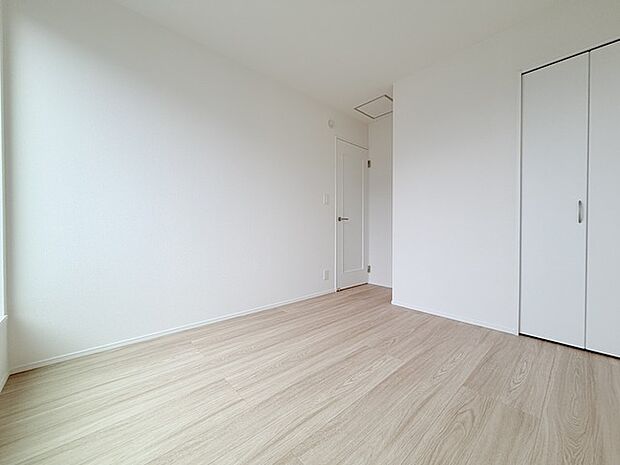 今からここを誰のお部屋にしようか、そんな洋室。大きさは北東角部屋4.5帖です。
