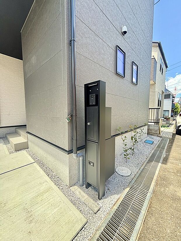 外出中で不在時や、在宅中でも手を離せない時に便利な宅配ボックス。お客様に代わって受け取れるので、暮らしにゆとりが生まれます。