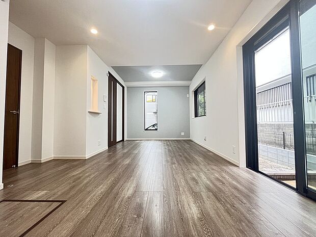 大きな開口部から明るい光が差し込むリビング。日中の室内の明るさがこの部屋の魅力です。