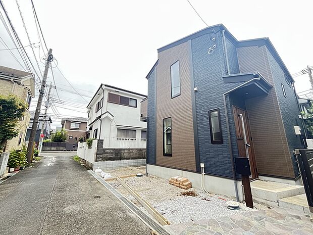 戸建てが立ち並ぶ静かな住宅街。四季折々の移り変わりを感じながら自然と楽しみ、暮らす、そんな毎日を日々の中で感じられる住環境 