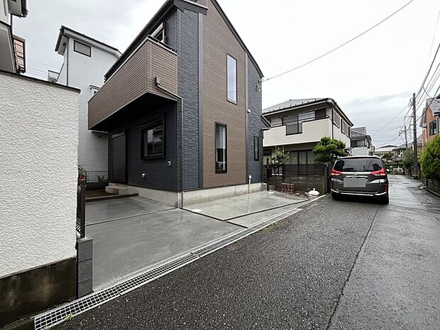 洗練された色合いの幾何学的なフォルムが目を引く佇まいです 