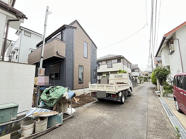 周囲の環境に溶け込む、落ち着いた色合いのモダンな佇まい。日々の生活を穏やかに包み込む住まいです