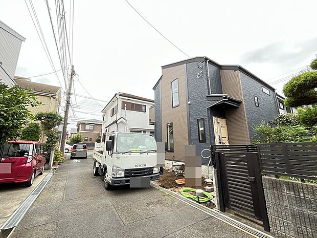 落ち着いた色合いの外観が、街並みに静かに溶け込んでいます。日々の暮らしを包む安らぎの風景です