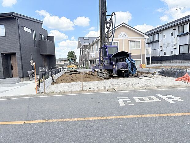 戸建てが立ち並ぶ静かな住宅街。四季折々の移り変わりを感じながら自然と楽しみ、暮らす、そんな毎日を日々の中で感じられる住環境 