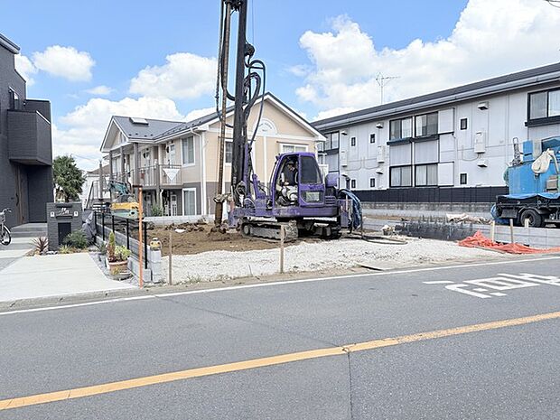 前面道路は広く、駐車がしやすいです。駐車スペース2台分ございます。 