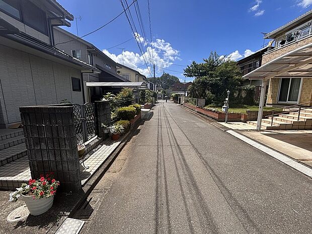 戸建てが立ち並ぶ静かな住宅街。四季折々の移り変わりを感じながら自然と楽しみ、暮らす、そんな毎日を日々の中で感じられる住環境