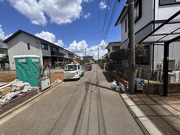 5m幅員の道路に面しておりお車の運転が苦手な方でも安心して出入りいただけます。