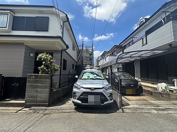 セカンドカーや来客時にも便利なカースペース2台分ございます。