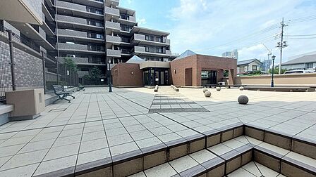 マンション内に中庭があります。