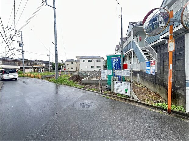 6m幅員の道路に面しておりお車の運転が苦手な方でも安心して出入りいただけます。 