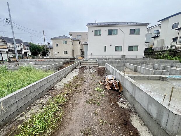 カースペースは1台駐車できます。車庫の出し入れのしやすさなど、実際に現地にてご確認ください。