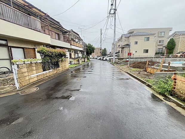 6m幅員の道路に面しておりお車の運転が苦手な方でも安心して出入りいただけます。 