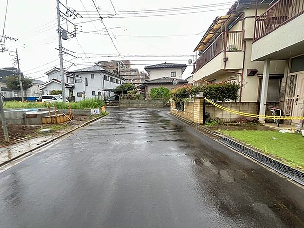 6m幅員の道路に面しておりお車の運転が苦手な方でも安心して出入りいただけます。 