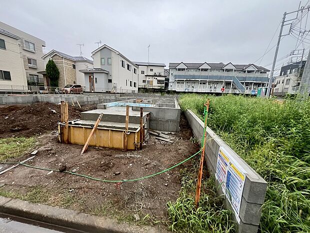 陽ざしが差込む明るいバルコニー。奥行きのあるバルコニーはお洗濯時に助かります。 
