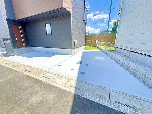 前面道路は広く、駐車がしやすいです。駐車スペース2台分ございます。