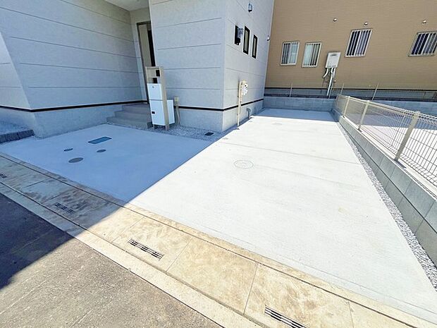 前面道路は広く、駐車がしやすいです。駐車スペース2台分ございます。
