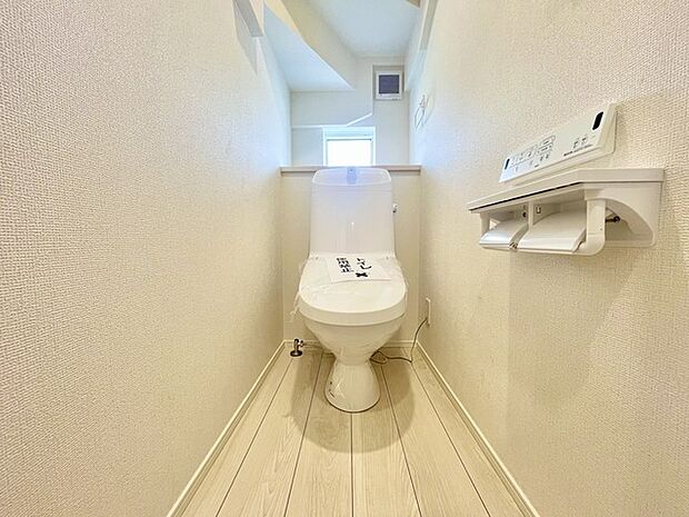ウォシュレット機能付きのトイレ。換気のしやすい窓付きで、収納もあり実用性も兼ね備えた造り。