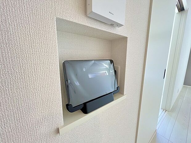 録画機能もあり、どのような人が何時に来訪されたのかが分かります。防犯上はもちろん、お届け物などの把握にも便利です。ライトが付いているので、夜間でも安心です。