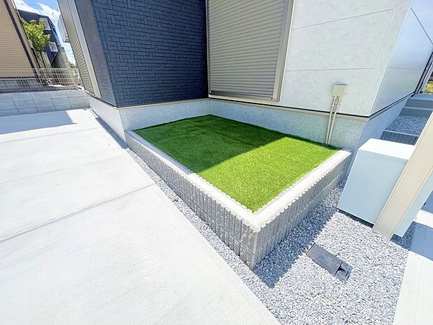 戸建てならではのお庭スペース。BBQやガーデニング、お子様のプールなど、、、、様々な楽しみ方ができるプライベート空間。ご家族皆さままで思いっきりお楽しみください。