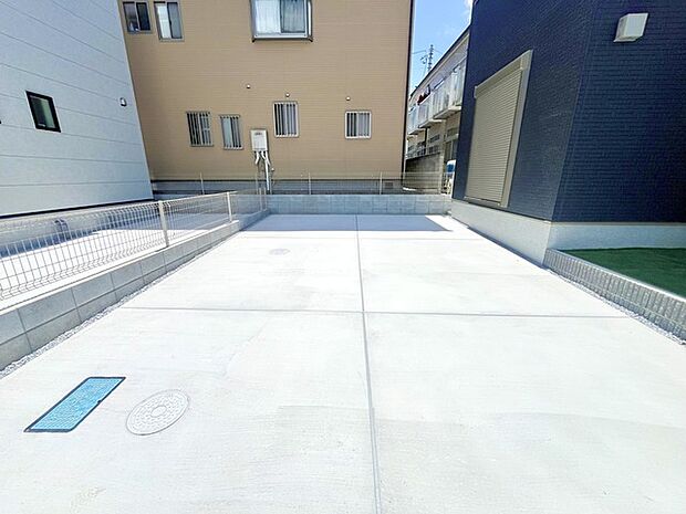 前面道路は広く、駐車がしやすいです。駐車スペース2台分ございます。 