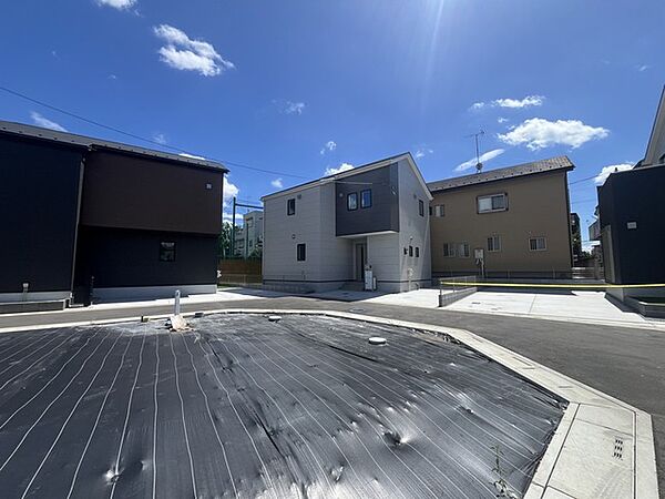 前面道路は通り抜けができないため、交通量が少なく静かな住環境です。