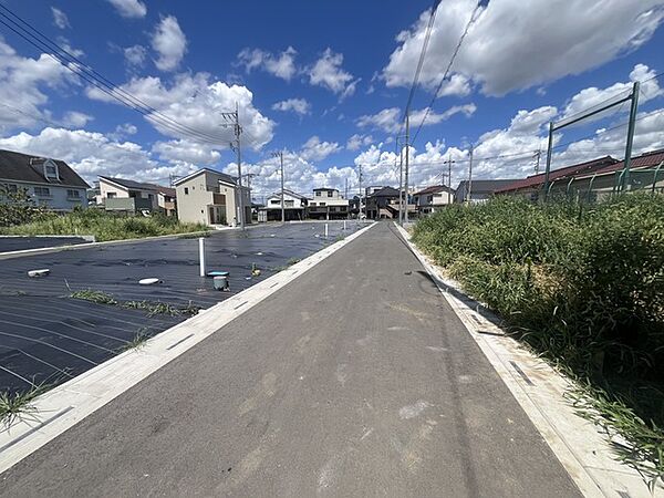 戸建てが立ち並ぶ静かな住宅街。四季折々の移り変わりを感じながら自然と楽しみ、暮らす、そんな毎日を日々の中で感じられる住環境