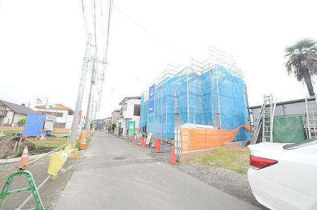 戸建てが立ち並ぶ静かな住宅街。四季折々の移り変わりを感じながら自然と楽しみ、暮らす、そんな毎日を日々の中で感じられる住環境