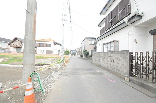 周辺の町並み 閑静な住宅街です。(5m)