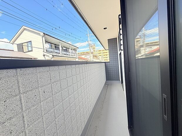広めのバルコニーは風通しも良くお洗濯物もしっかりと干すことができます!