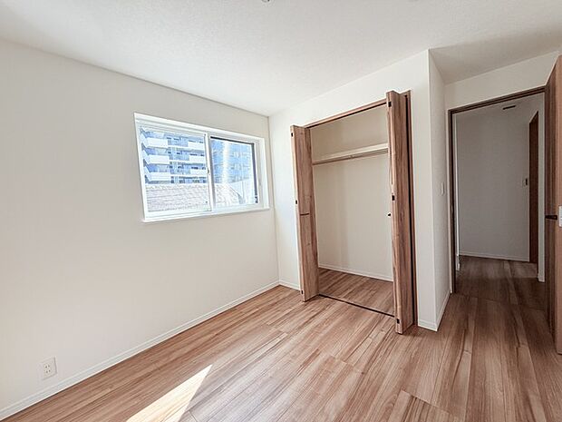 今からここを誰のお部屋にしようか、そんな洋室。大きさは3階東南角部屋5.0帖です。
