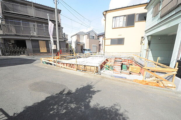 戸建てが立ち並ぶ静かな住宅街。四季折々の移り変わりを感じながら自然と楽しみ、暮らす、そんな毎日を日々の中で感じられる住環境