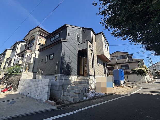 戸建てが立ち並ぶ静かな住宅街。四季折々の移り変わりを感じながら自然と楽しみ、暮らす、そんな毎日を日々の中で感じられる住環境